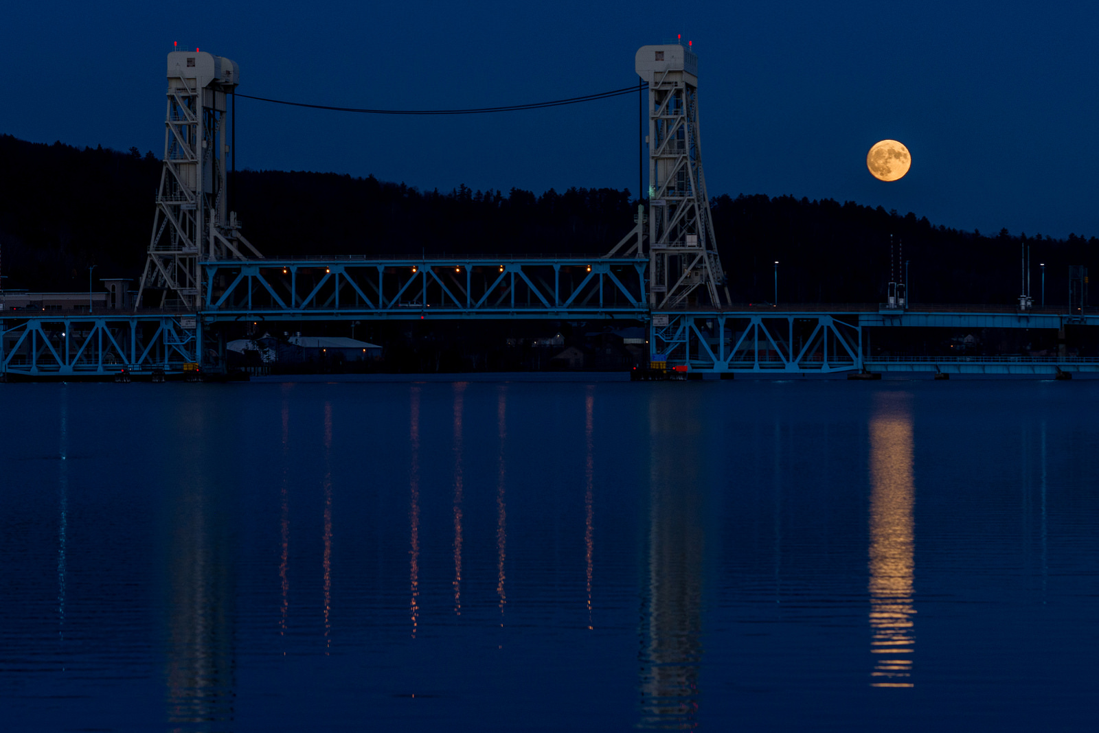 supermoon-over-the-lift-bridge